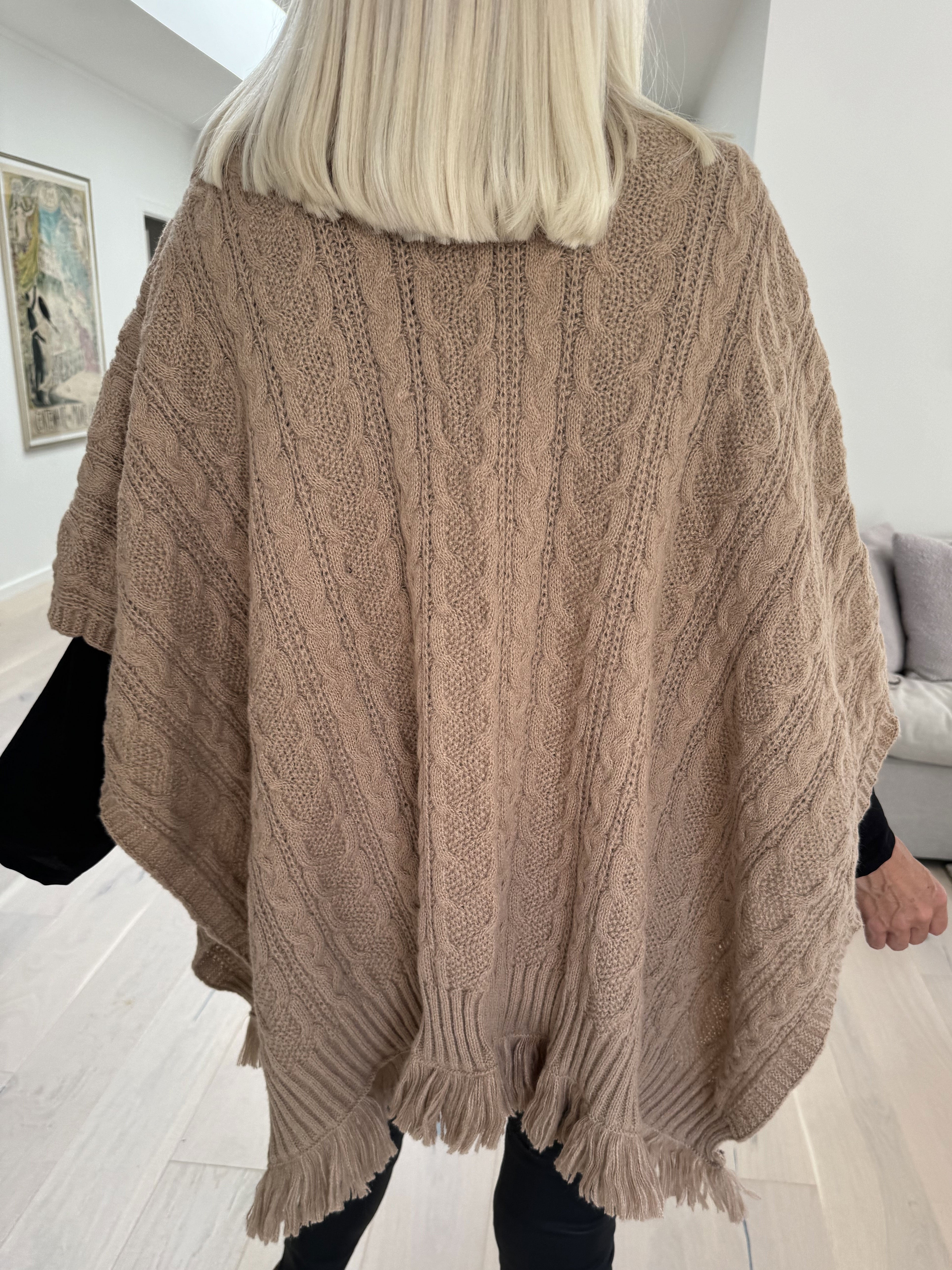 Elianna - Mjuk stickad poncho med ull och fransar